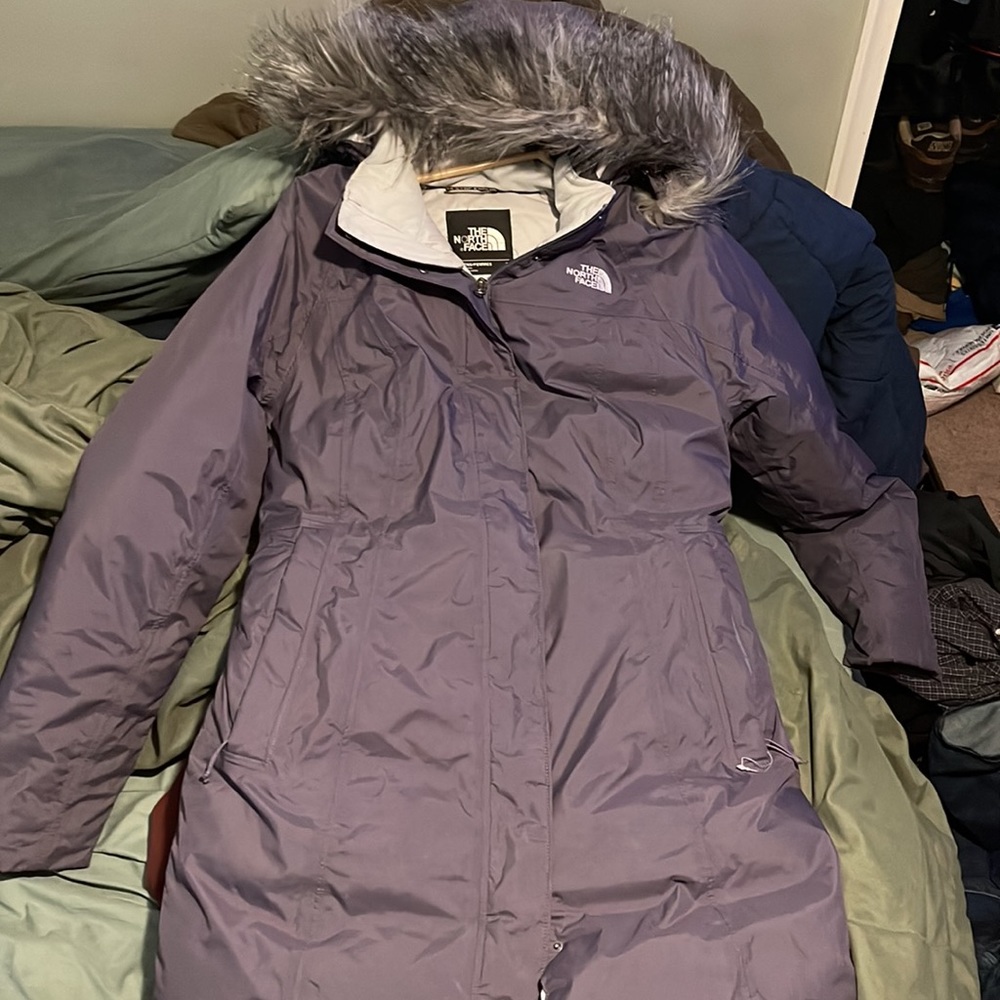 SUPER nice women’s North Face Parka! Dark Plum/ GREY ❄️🏂